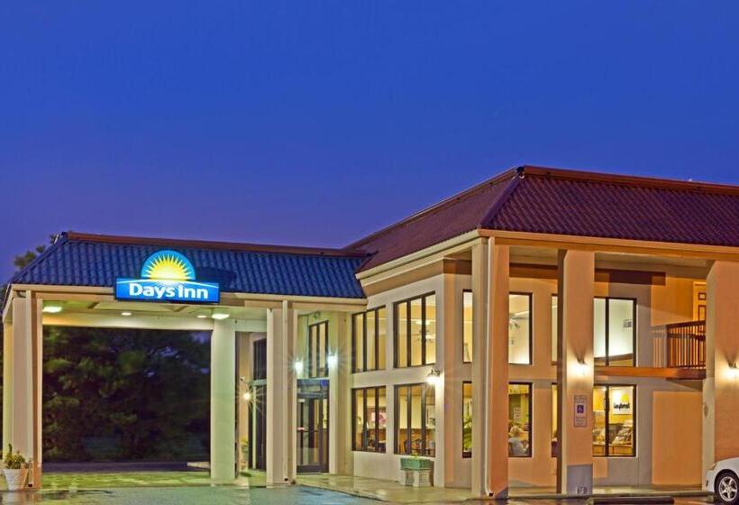 Отель Days Inn By Wyndham Clinton