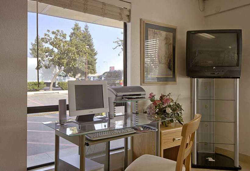 هتل Days Inn By Wyndham Fresno South