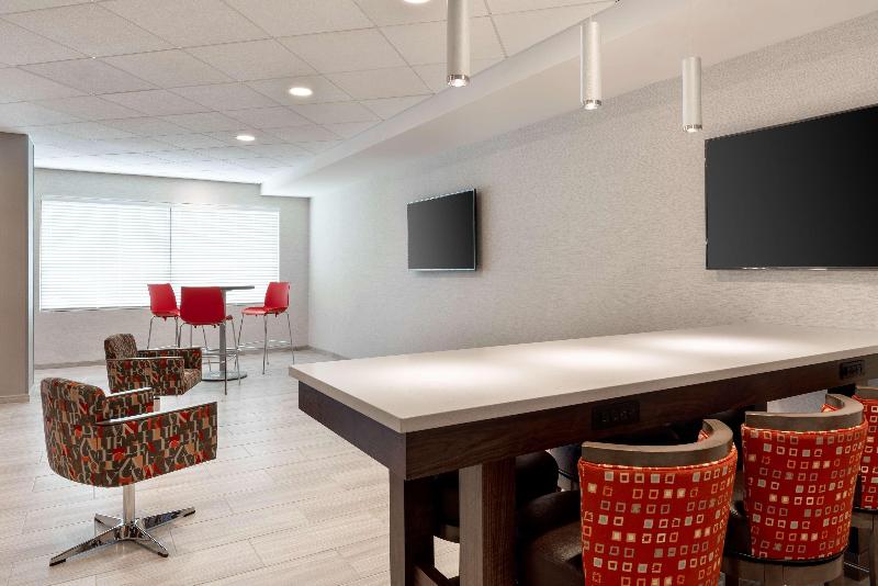 هتل Days Inn & Suites By Wyndham Denver International Airport