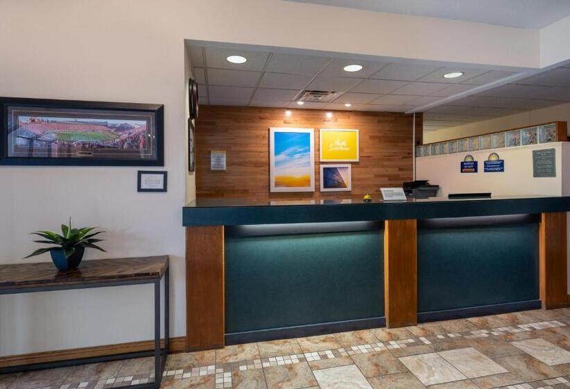 هتل Days Inn & Suites By Wyndham Madison