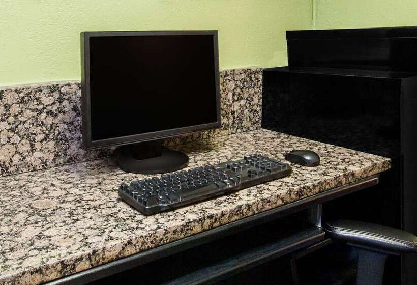 בית מלון כפרי Days Inn & Suites By Wyndham Madison Heights Mi