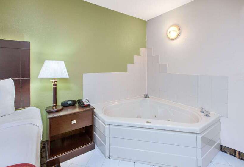 בית מלון כפרי Days Inn & Suites By Wyndham Madison Heights Mi