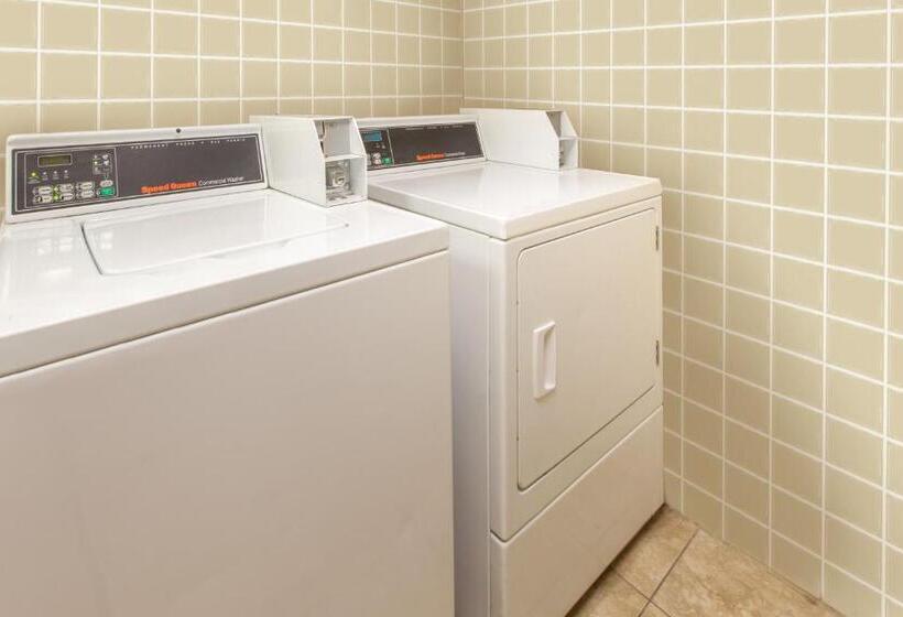 בית מלון כפרי Days Inn & Suites By Wyndham Madison Heights Mi