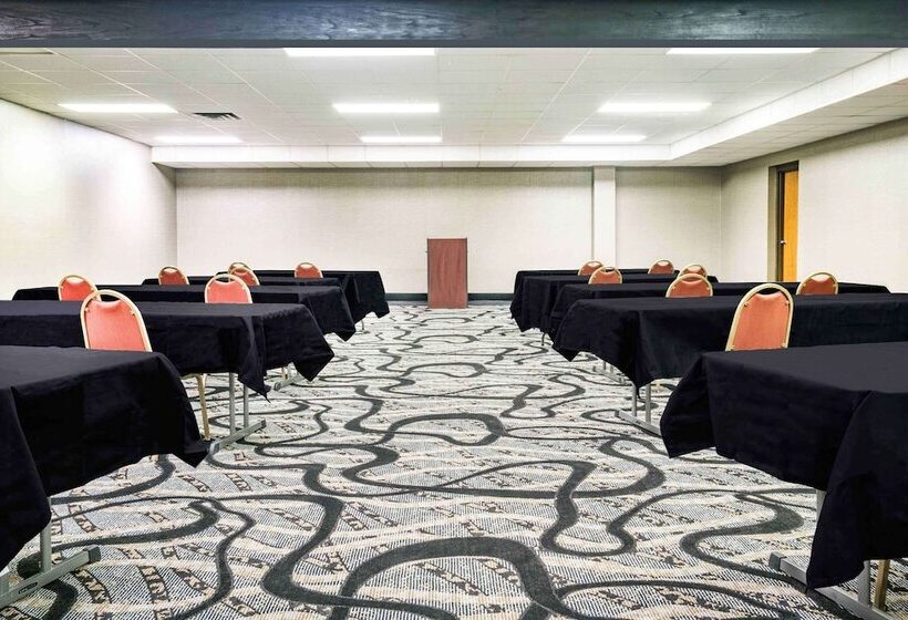 هتل Days Inn & Suites By Wyndham Wausau