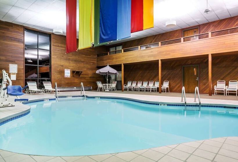 هتل Days Inn & Suites By Wyndham Wausau