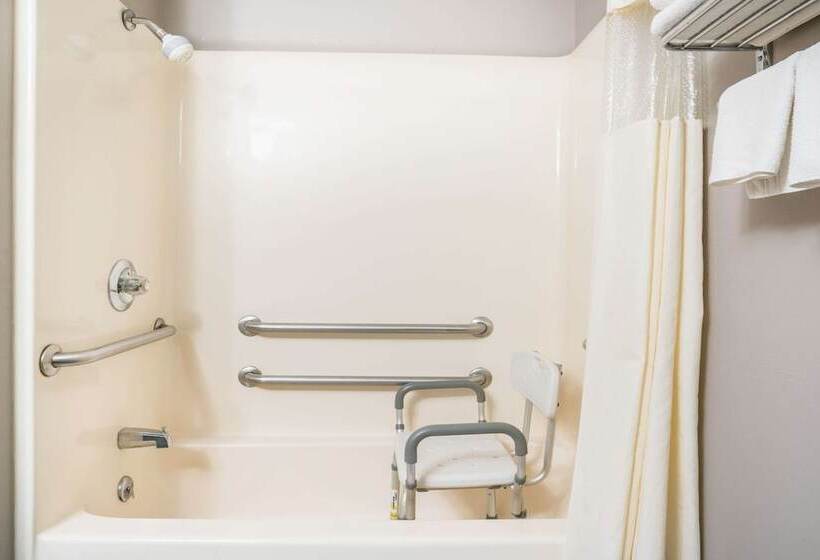 هتل Days Inn & Suites By Wyndham Wausau