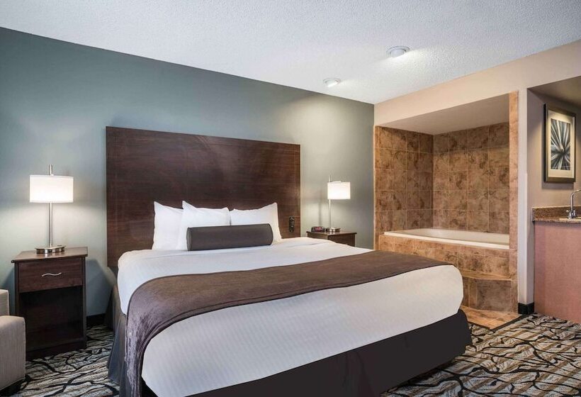 هتل Days Inn & Suites By Wyndham Wausau