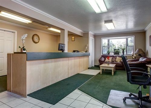 فندق Econo Lodge Inn & Suites