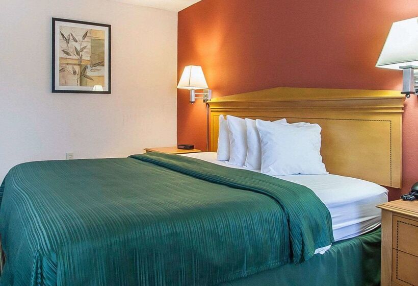 בית מלון כפרי Econo Lodge Inn & Suites
