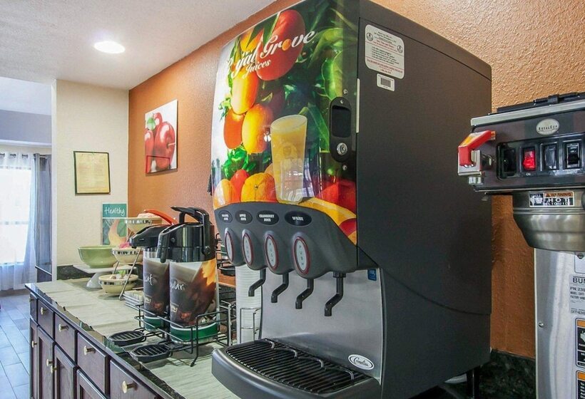 בית מלון כפרי Econo Lodge Inn & Suites