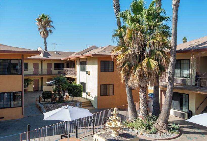 هتل Studio City Court Yard