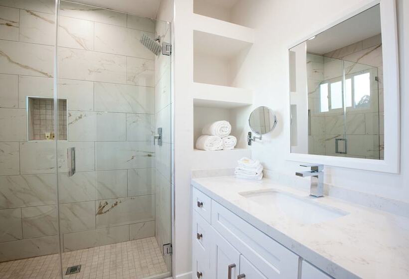 هتل Studio City Court Yard