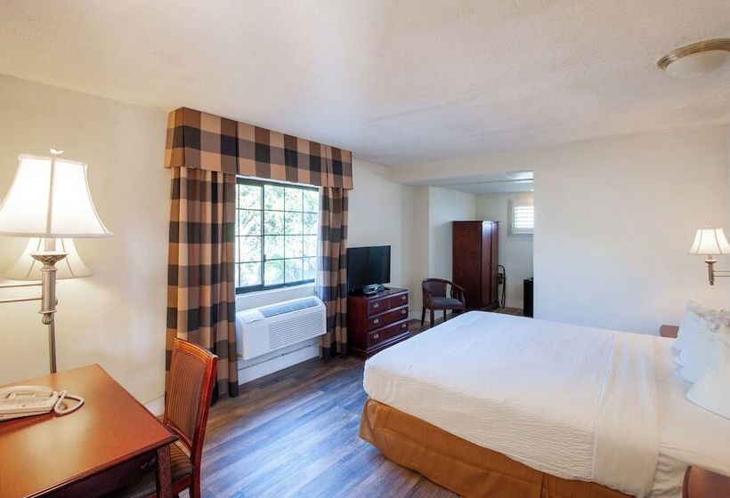 هتل Studio City Court Yard