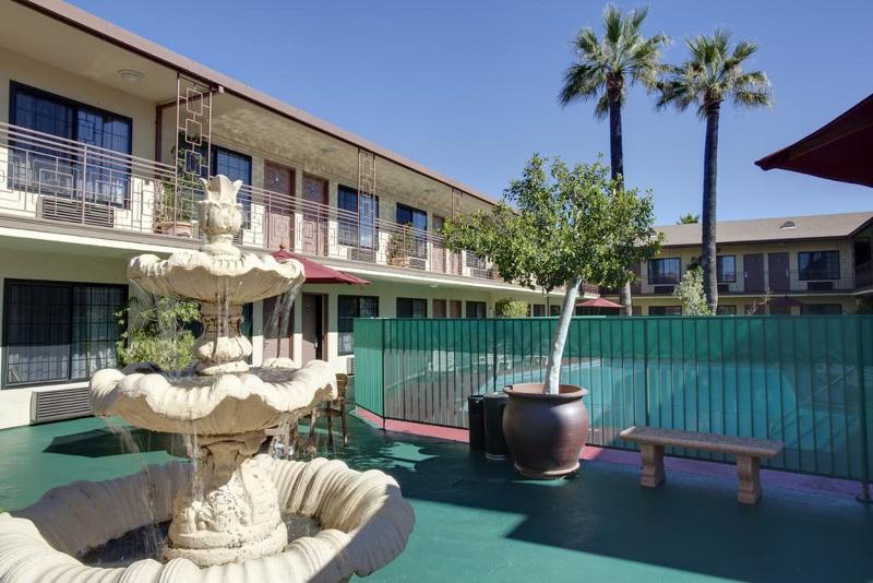 هتل Studio City Court Yard