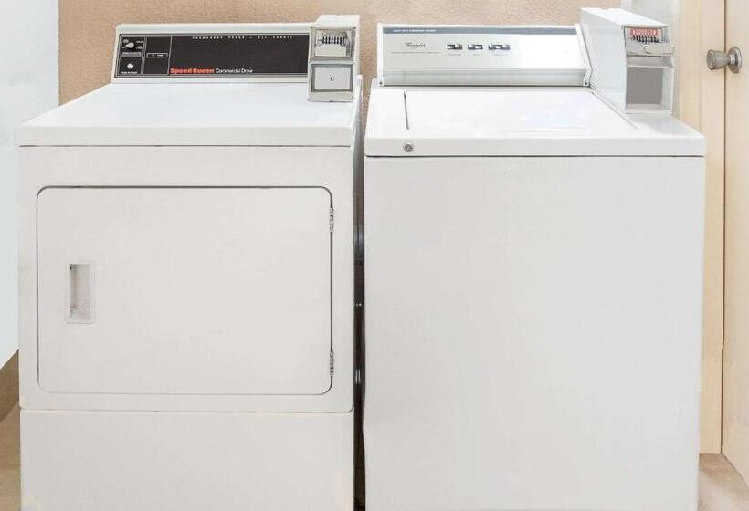 Отель Super 8 By Wyndham Grand Prairie North