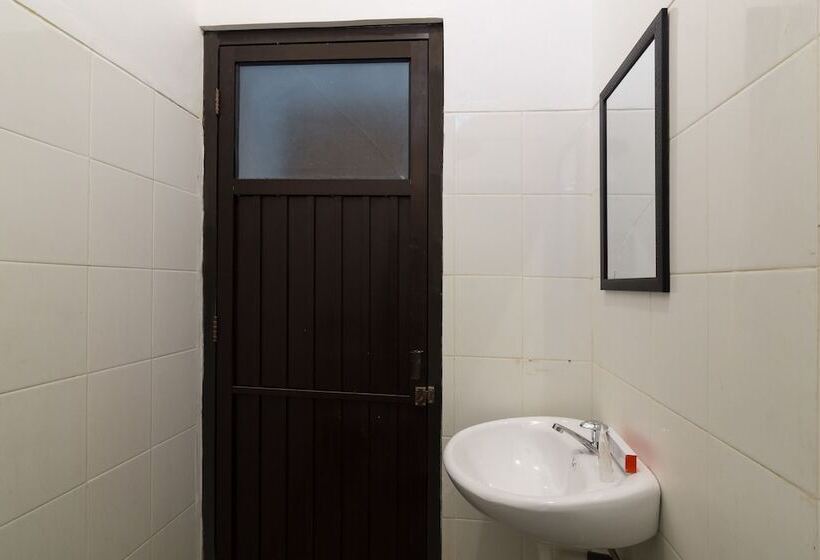 هتل Penginapan Rb Syariah By Oyo Rooms