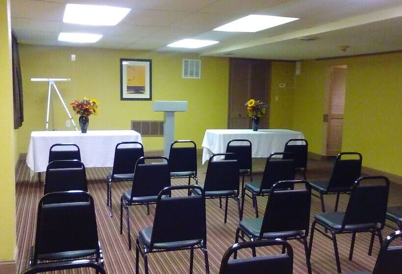 هتل Days Inn By Wyndham Cleveland Lakewood