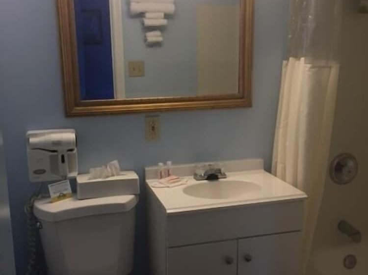 هتل Days Inn By Wyndham Cleveland Lakewood