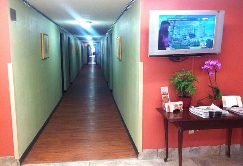 هتل Days Inn By Wyndham Cleveland Lakewood