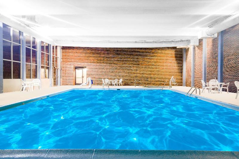 Отель Norwood Inn & Suites La Crosse