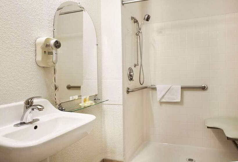 هتل Days Inn By Wyndham Oceanside