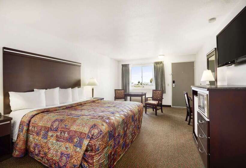 هتل Days Inn By Wyndham Oceanside