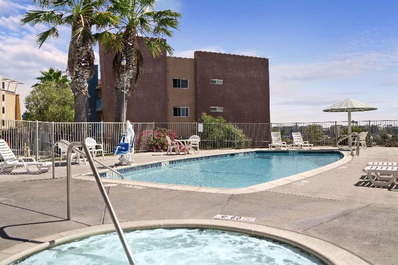 هتل Days Inn By Wyndham Oceanside