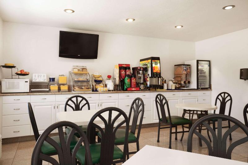 هتل Days Inn By Wyndham Oceanside