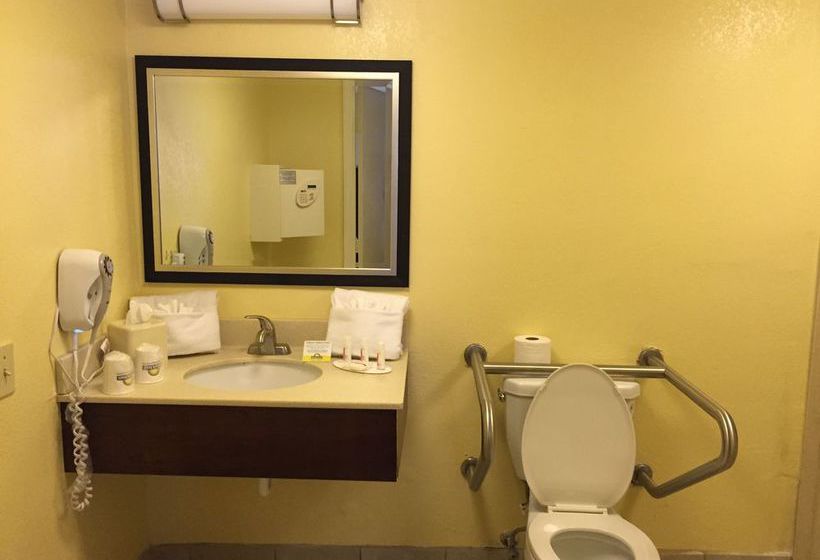 هتل Days Inn By Wyndham Charleston Historic District