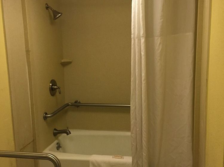 هتل Days Inn By Wyndham Charleston Historic District