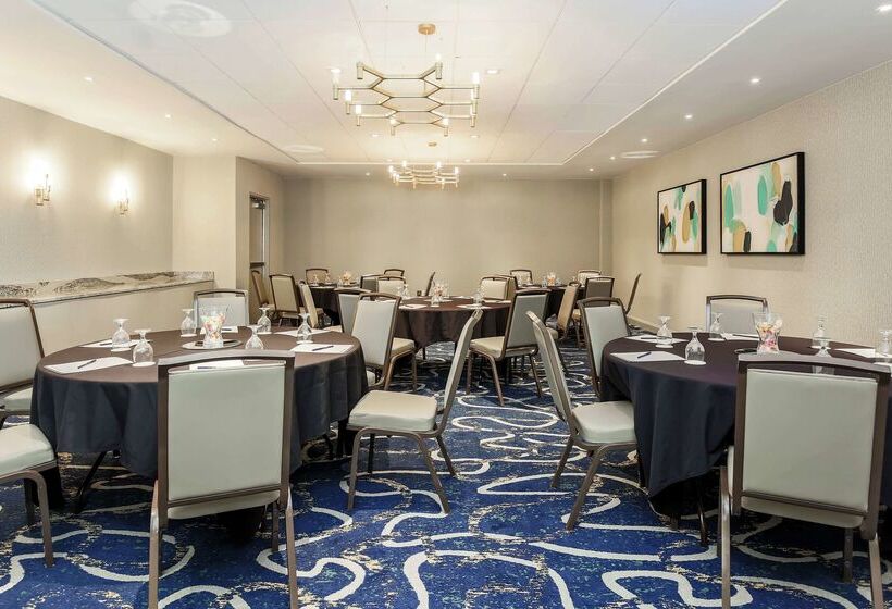 Отель Doubletree By Hilton Austin University Area