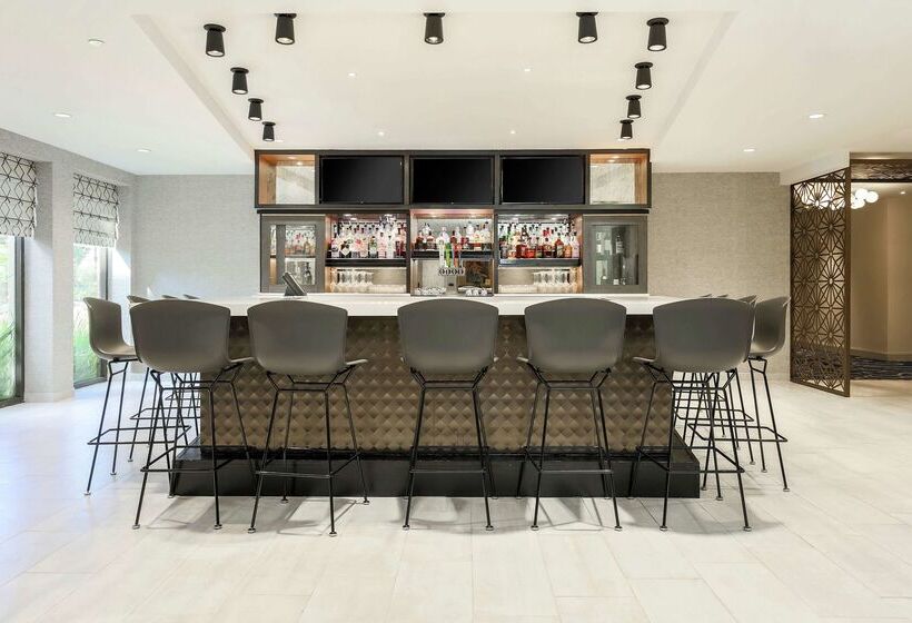 Отель Doubletree By Hilton Austin University Area