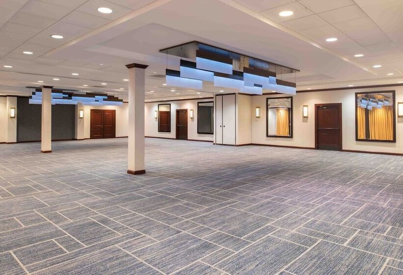 هتل Doubletree By Hilton  San Francisco Airport