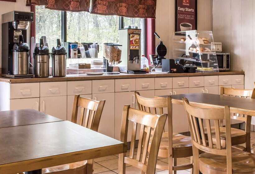 ホテル Econo Lodge Inn & Suites Lake Harmony   Pocono Mountains Area