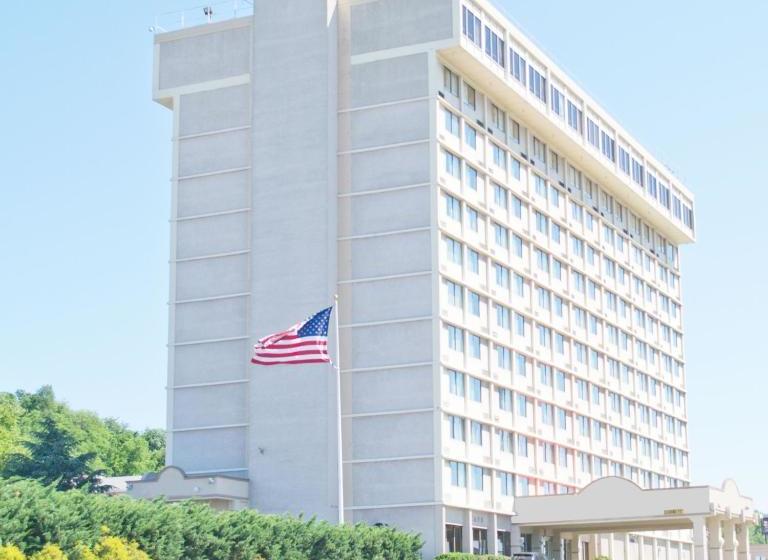 فندق Ramada By Wyndham North Bergen