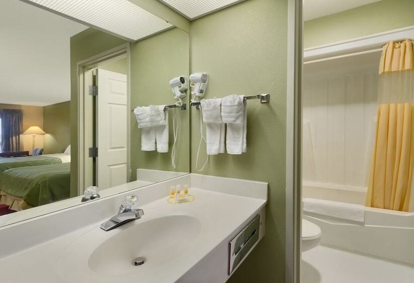 هتل Quality Inn & Suites Near Robins Air Force Base