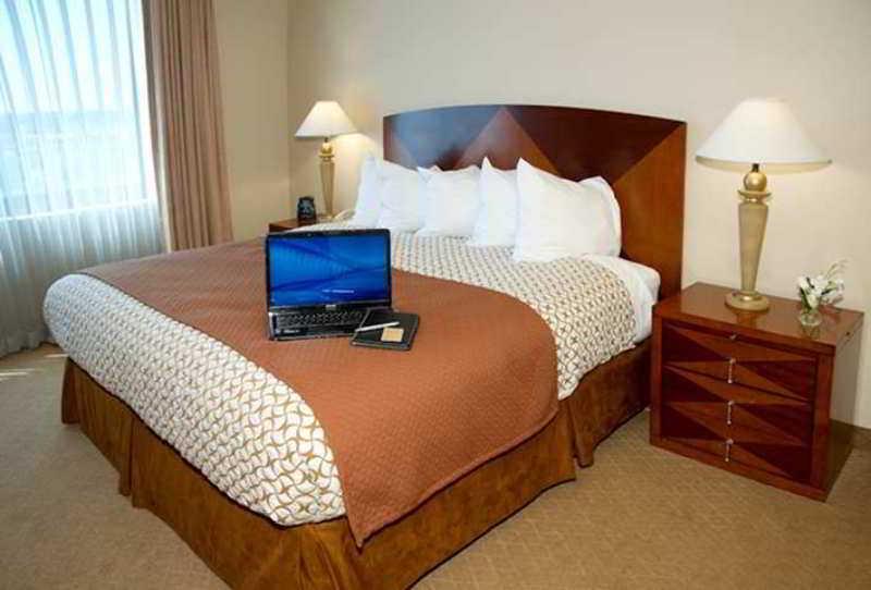 Отель Ramada By Wyndham Southfield