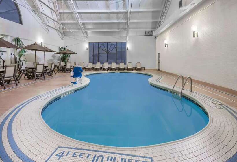 هتل Wyndham Garden At Niagara Falls