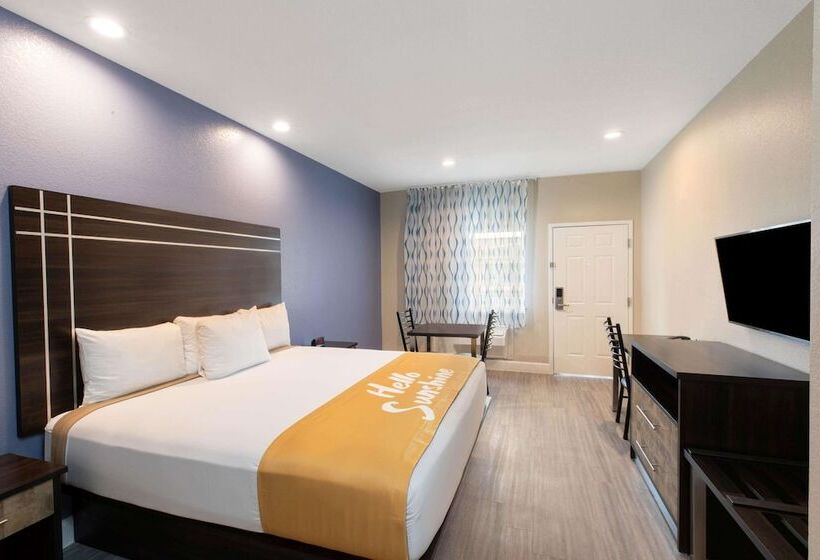 בית מלון כפרי Days Inn & Suites By Wyndham La Porte