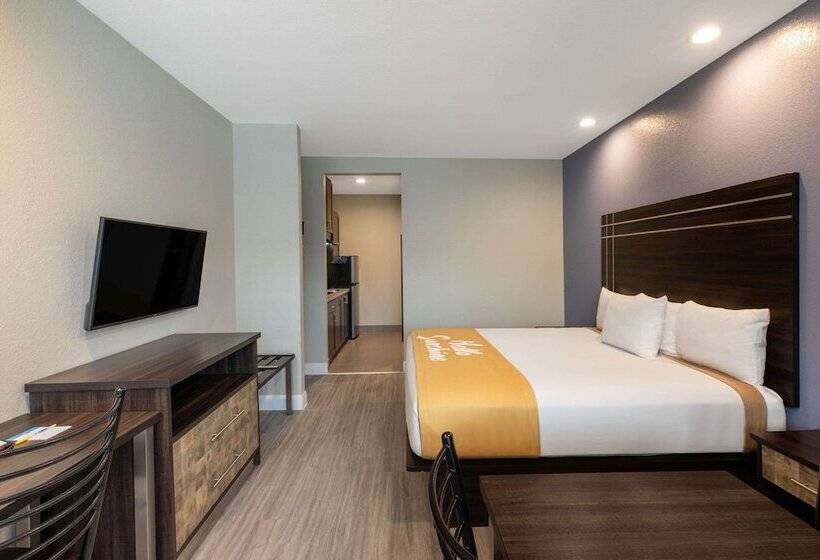 בית מלון כפרי Days Inn & Suites By Wyndham La Porte