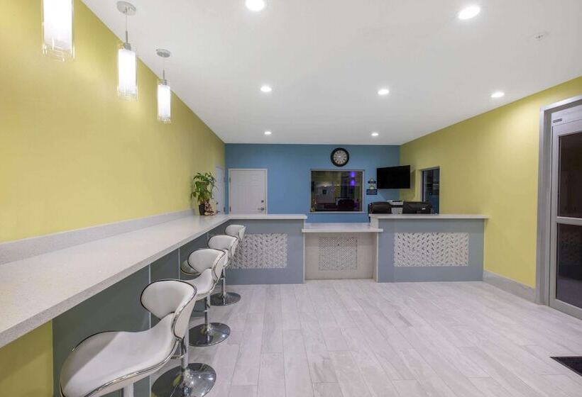 בית מלון כפרי Days Inn & Suites By Wyndham La Porte