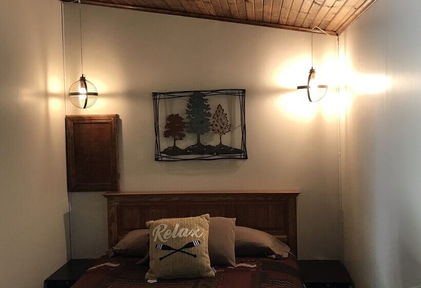 ホテル Bullwinkles Rustic Lodge