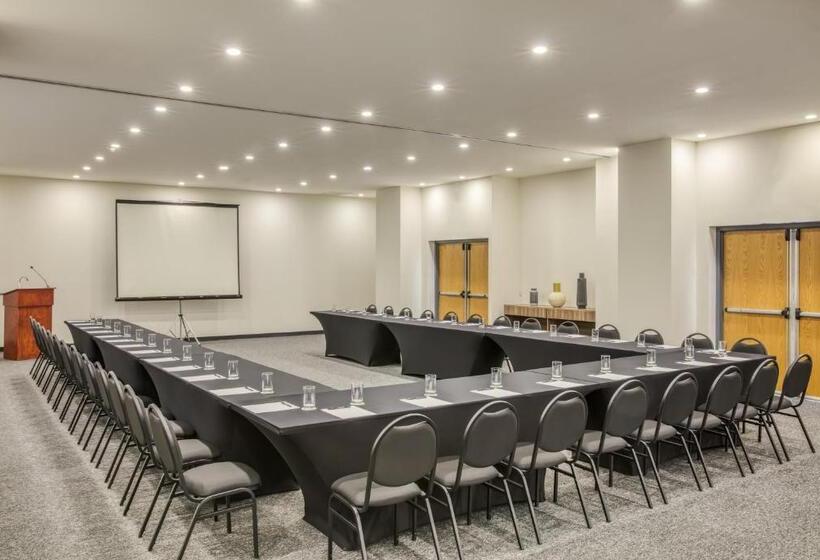 ホテル Fiesta Inn Guadalajara Periferico Poniente