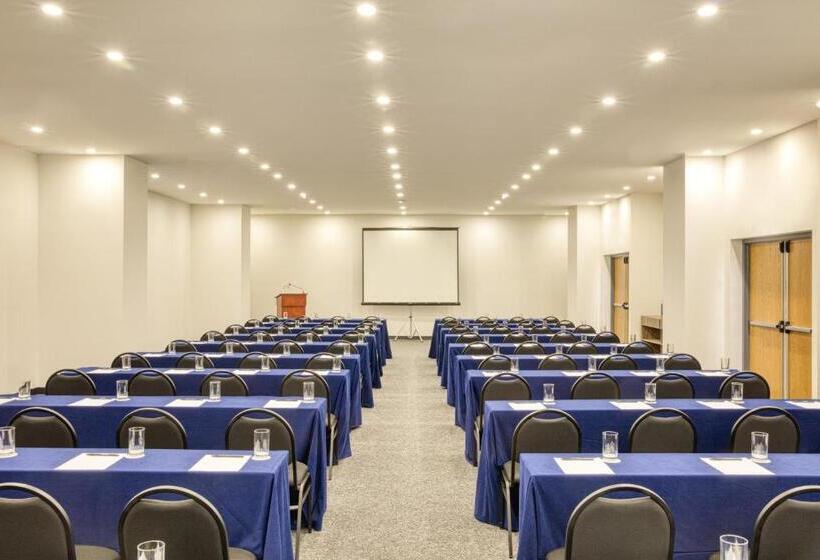 ホテル Fiesta Inn Guadalajara Periferico Poniente