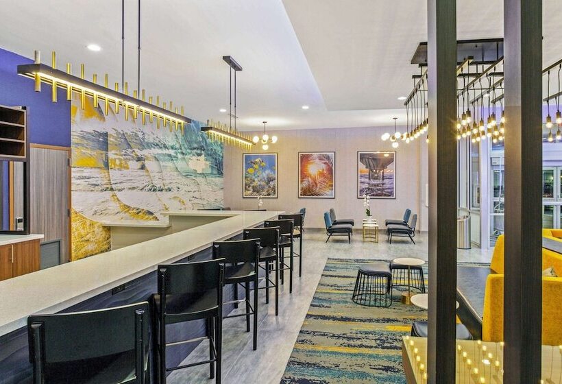 Отель La Quinta Inn & Suites By Wyndham Miramar Beachdestin