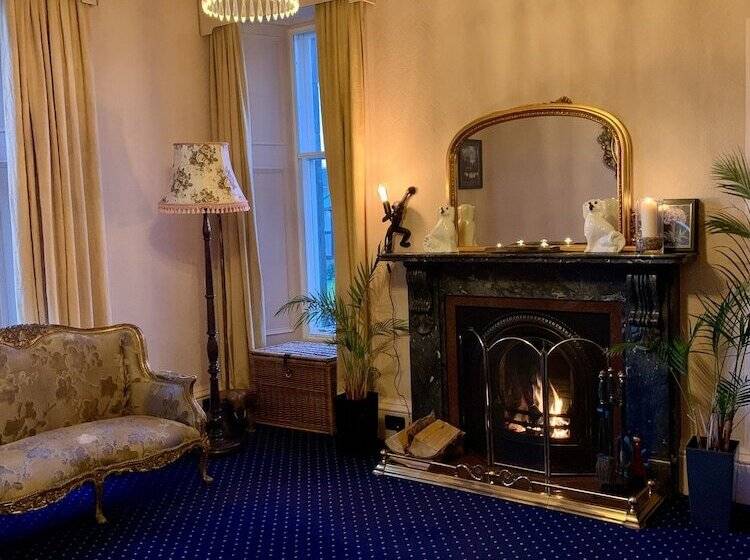 تختخواب و صبحانه The Pines Guesthouse