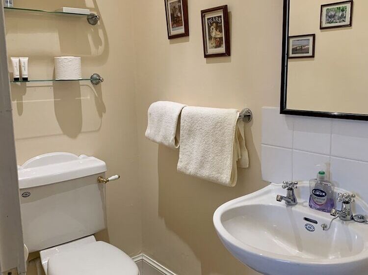 تختخواب و صبحانه The Pines Guesthouse