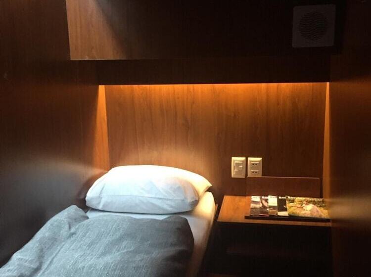 هتل Onkel Inn Airport Sleepbox