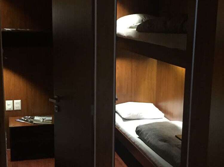 هتل Onkel Inn Airport Sleepbox