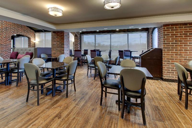 ホテル Drury Inn & Suites Poplar Bluff